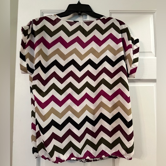 New directions brown, burgundy & tan chevron ladies blouse. Medium.Short sleeves - Picture 2 of 4